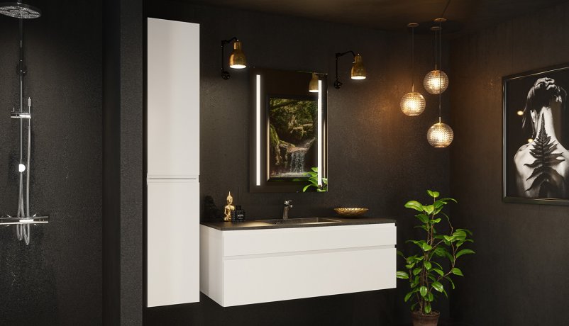 Hvidt grebsfri badeværelse med spejl