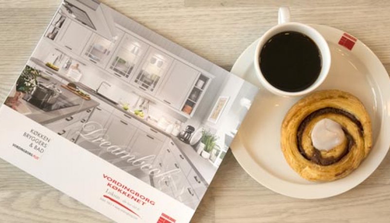 Køkkenkatalog som læses mens der drikkes kaffe