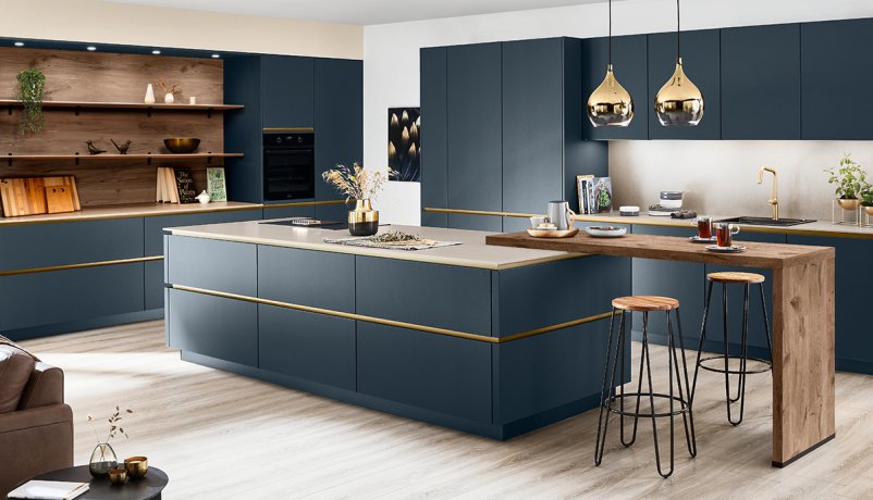 Lækkert blåt designkøkken med detaljer i guld-look