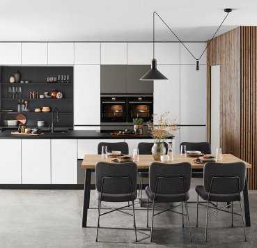 Elegant hvidt designkøkken