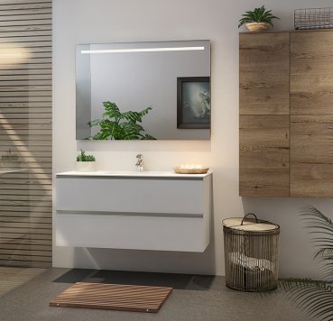 Flot hvidt badeværelse med grebsliste og træ elementer i wellness stil