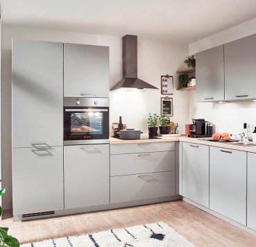 Hyggeligt stengråt køkken fra PLUS-linjen med ALT inklusive