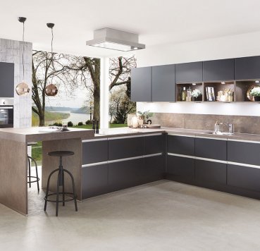 Sort stort køkken i luksus grebsfri liste design