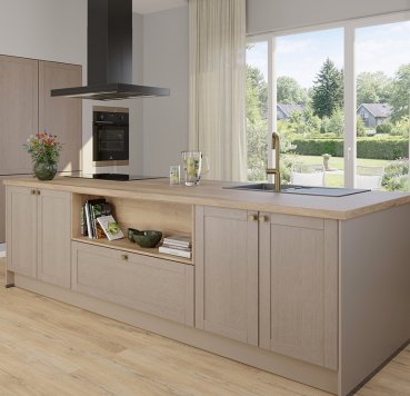 Moderne landkøkken i varm macchiato