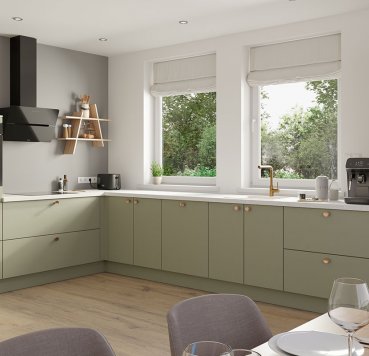 Harmonisk olivengrønt vinkelkøkken